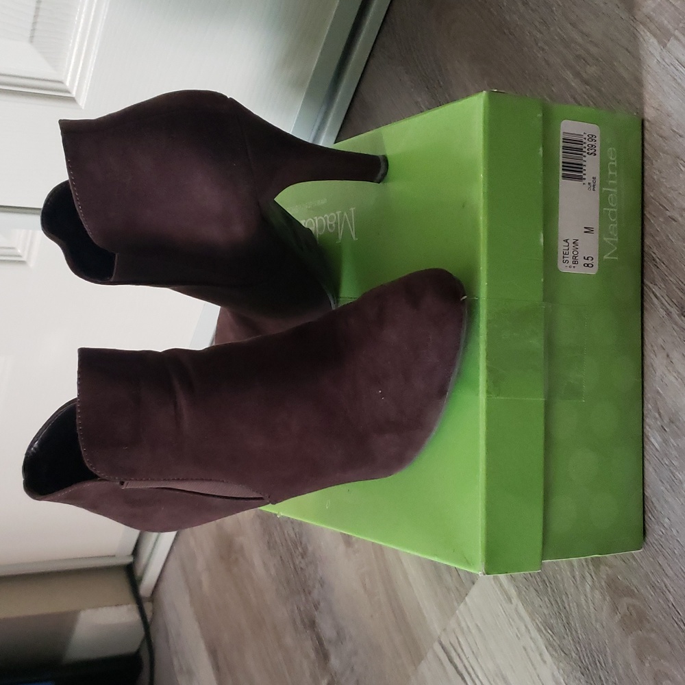 8.5 brown Suede ankle boots
